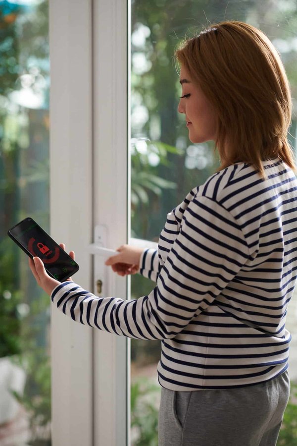 Comment fixer un bloc porte dans du placo ?