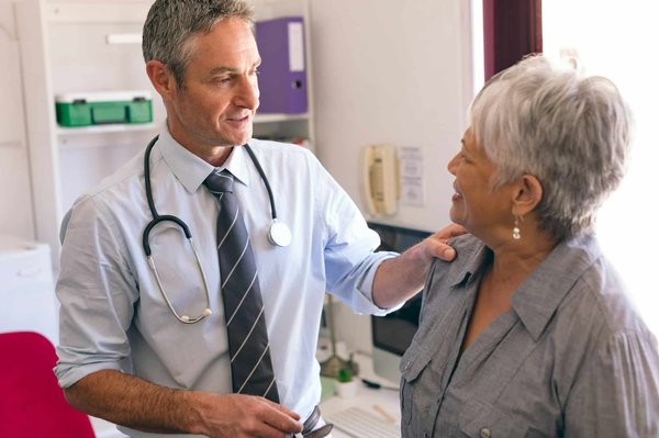 Comment les cliniques à l'Assomption gèrent-elles les suivis de traitement ?