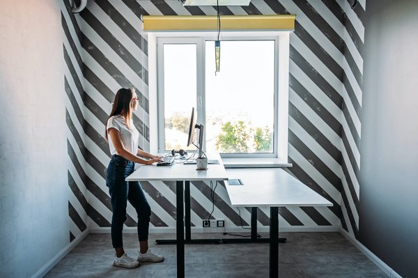 Maximisez votre productivité : intégrez un tapis de marche à votre bureau debout